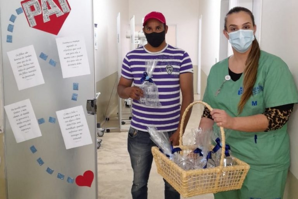 Hospital de Marília faz homenagem a pais com filhos em UTI neonatal