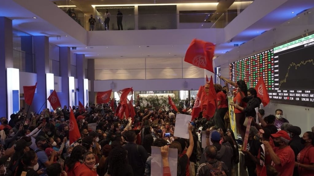 MTST invade Bolsa de Valores de SP e protesta contra fome e inflação