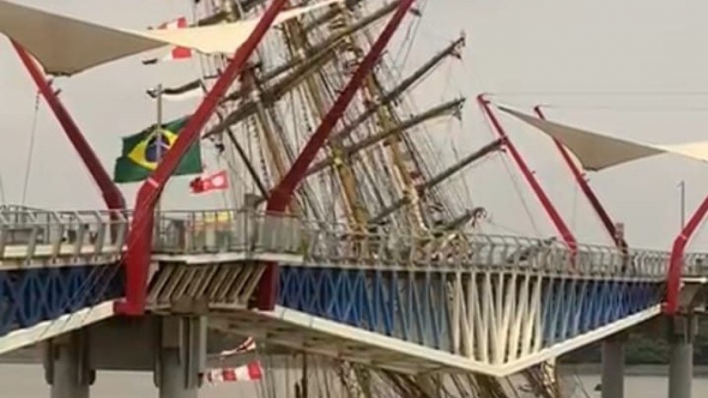 VÍDEO: Navio "Cisne Branco", da Marinha brasileira, colide com ponte no Equador VÍDEO: Navio "Cisne Branco", da Marinha brasileira, colide com ponte no Equador