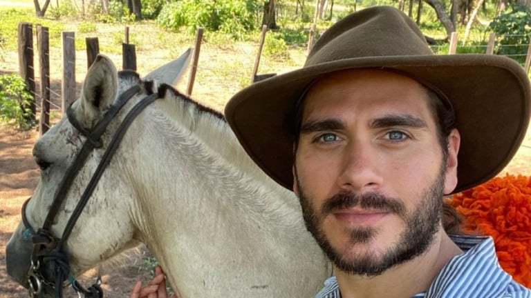 Gabriel Sater se emociona ao tocar 'Amor de Índio' em show