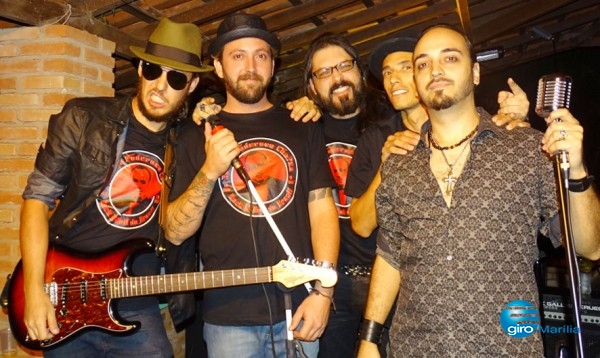 Ivan Martins (guitarra), Sérgio Piva (bateria) , Gustavo Feijão (guitarra), Luciano Toloto (baixo) e Lê Morandi (vocal), o Poderoso Chefão