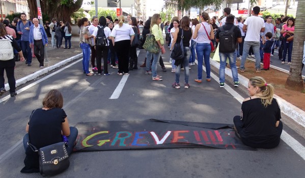 Grevistas em frente ao Paço Municipal de Marília – Rogério Martinez/Giro Marília