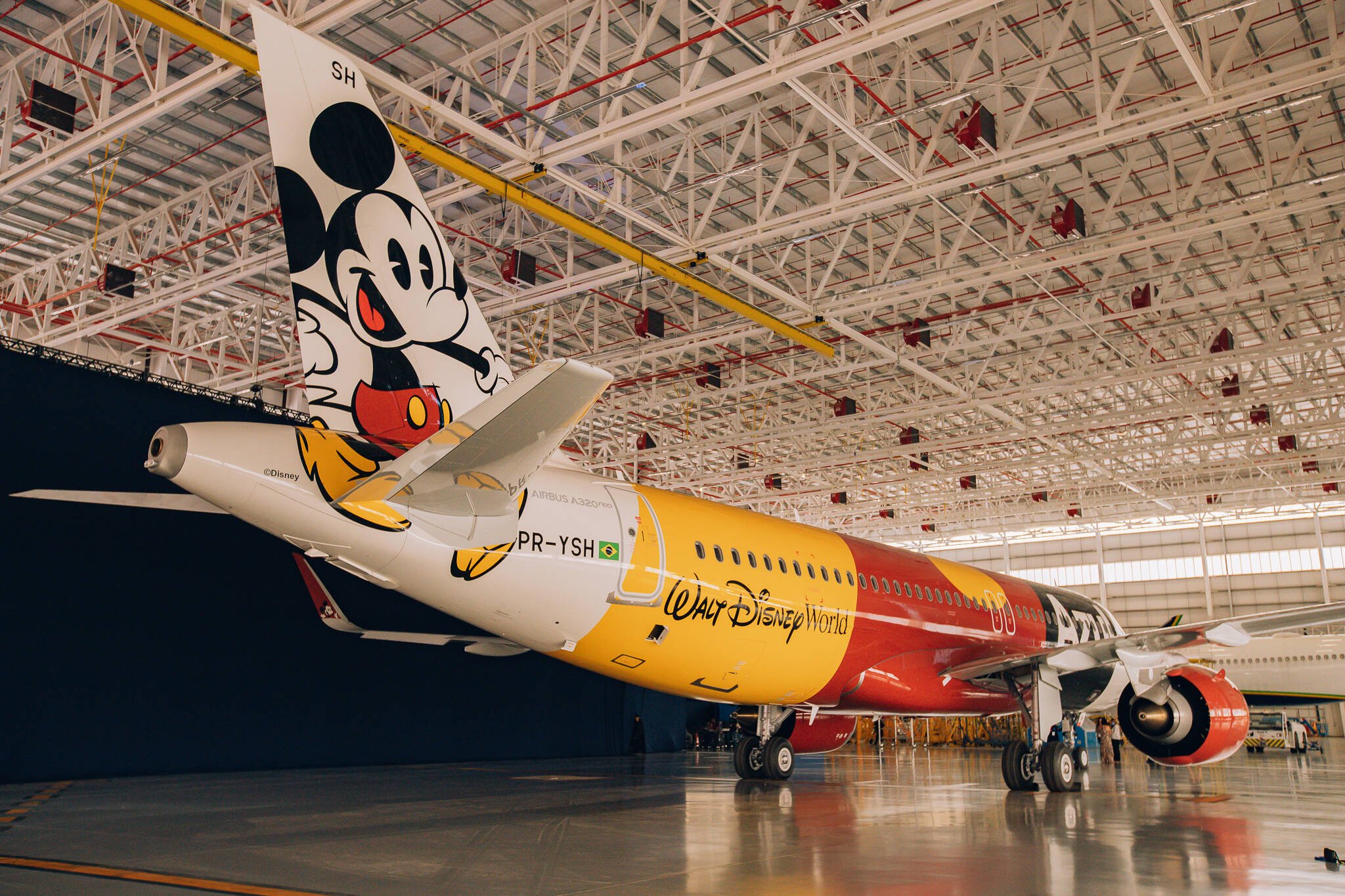 Fotos do avião do Mickey Mouse, que vai sobrevoar o Brasil. Foto: Divulgação/Azul Linhas Aéreas e Walt Disney World