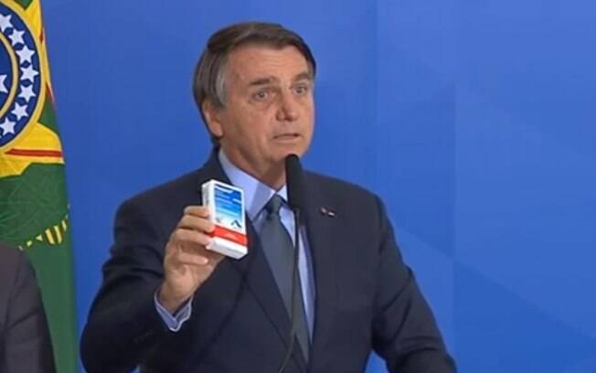 Bolsonaro mostrando caixa de cloroquina