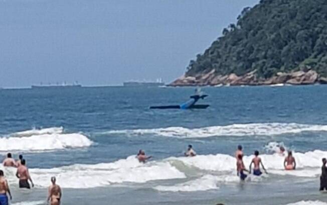 Avião cai em praia do Guarujá