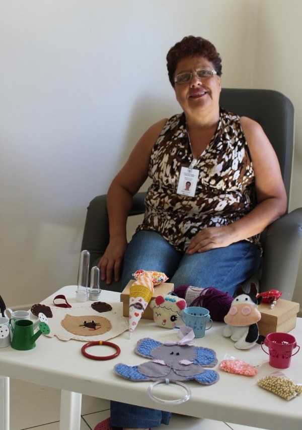 Voluntária ensina artesanato pra mães em UTI Neonatal de Marília