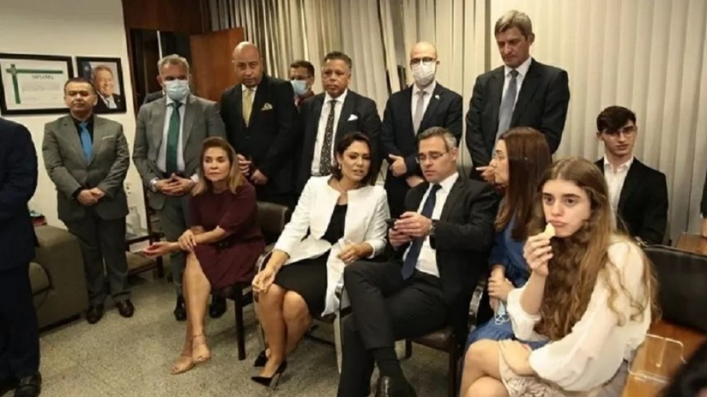 VÃdeo: Michelle Bolsonaro reage com euforia após aprovação de Mendonça ao STF VÃdeo: Michelle Bolsonaro reage com euforia após aprovação de Mendonça ao STF
