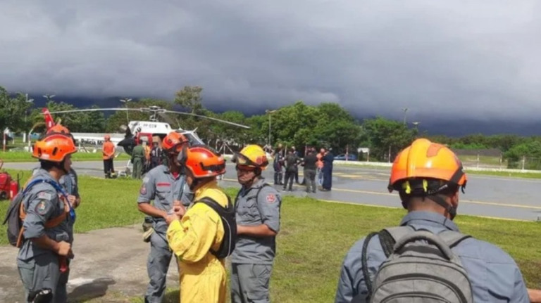 Centenas de bombeiros atuam em resgate de vítimas no litoral de SP