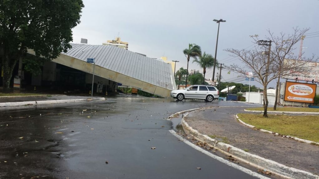 Vendaval deixa rastro de estragos e desabrigados em Marília