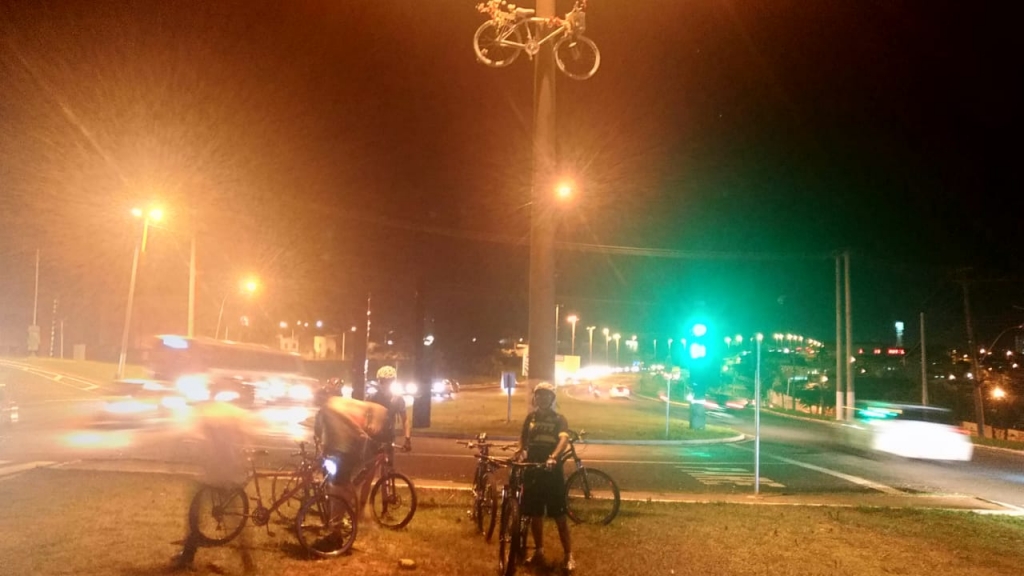 Grupo faz pedalada noturna e pede ciclofaixas em Marília