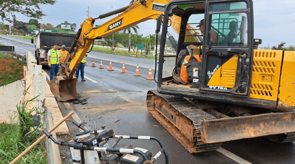 Obra após erosão interdita pista em acesso da SP-294 para Tupã