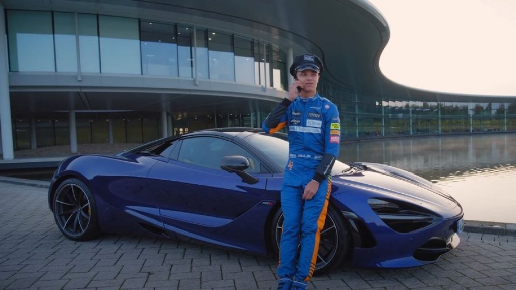 Norris dá carona para menino de 12 anos até a escola em um McLaren 720S