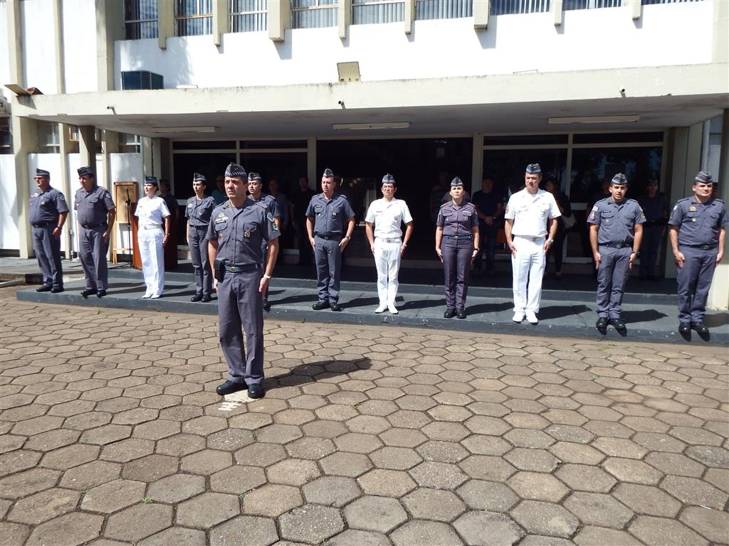 Tenente-Coronel Ledo, comandante do Batalkhão, e oficiais durante homenagens aos destaques da PM em Marília – Divulgação