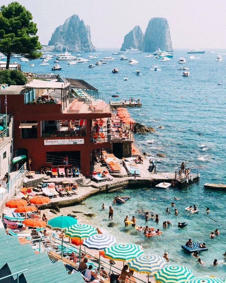 A praia de Marina Piccola, uma das mais badaladas de Capri. Foto: PINTEREST/REPRODUÇÃO