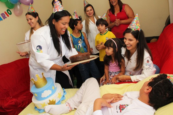 Menino atingido por raio em 2013 ganha festa de aniversário e mostra evolução