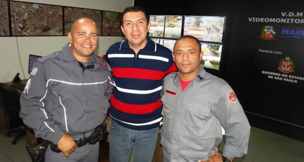 Diretor Kednay SImão (centro) com equipe de monitoramento da cidade