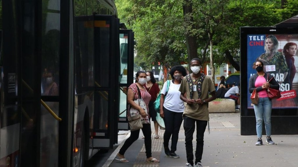 SP: uso de máscara deixará de ser obrigatório em transporte público SP: uso de máscara deixará de ser obrigatório em transporte público
