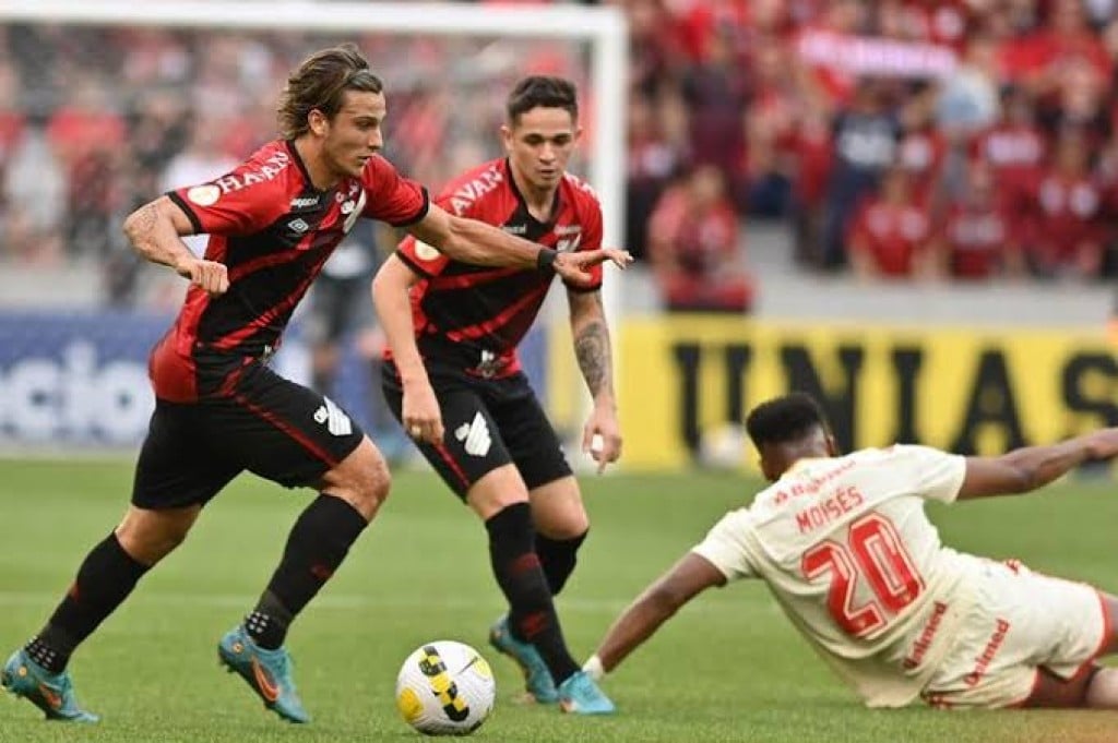 Athletico vence o Internacional e tira o Flamengo do G6 do Brasileirão