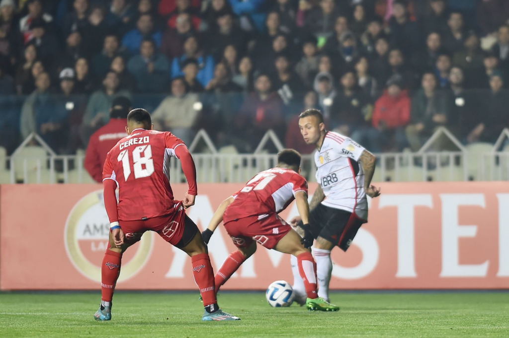 Flamengo abre o placar mas sede empate no Chile, pela Libertadores