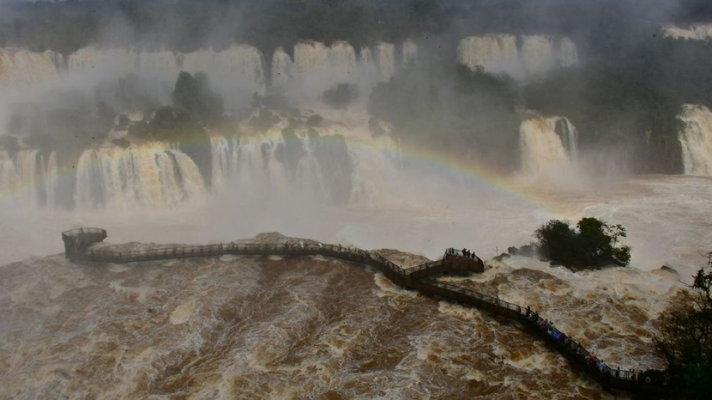 Passarela das Cataratas do Iguaçu cede após forte vazão da água