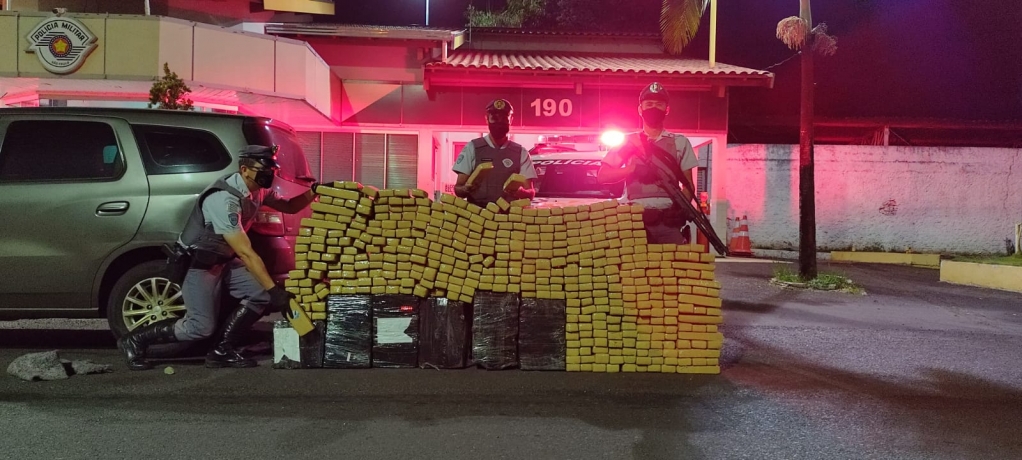 Casal é preso com 447kg de maconha durante abordagem em rodovia de Marília