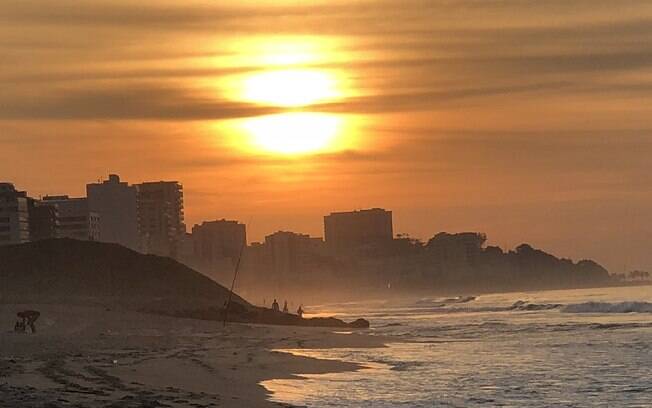 praia com por do sol