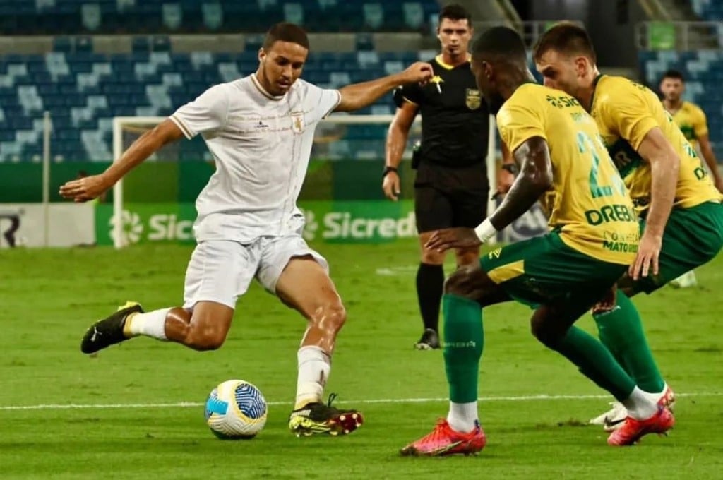 Cuiabá goleia e garante vaga na semifinal da Copa Verde