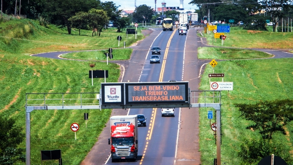 Feriado amplia movimento e paralisa obras em rodovias da região