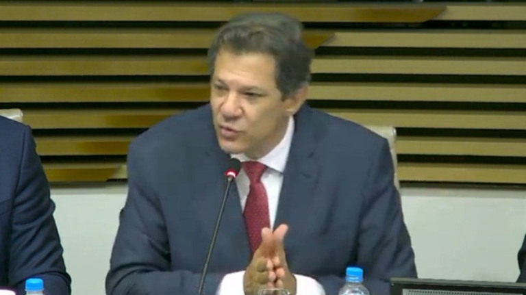 Haddad diz que ainda não há intenção de retomar imposto em combustível
