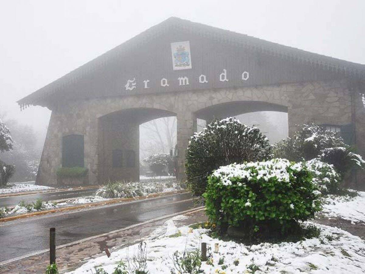 Um dos pórticos de Gramado coberto de neve. Foto: Reprodução