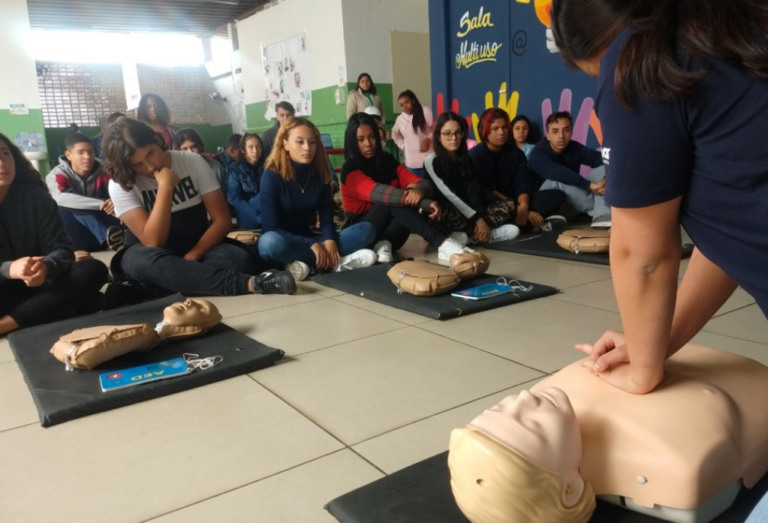 Escola pública recebe projeto Crianças Salvam Corações para primeiros socorros