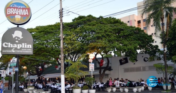 Chaplin faz tarde com Beatles e carros antigos