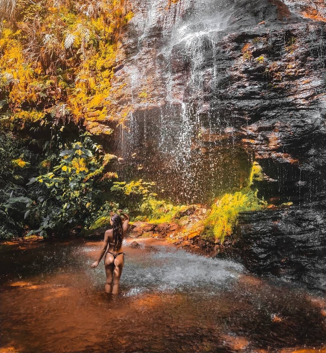 Camila da Silva Moller, Leonardo Moller Pitella e Luna viajam pelo país em uma Kombi. Foto: Desbrava Trip