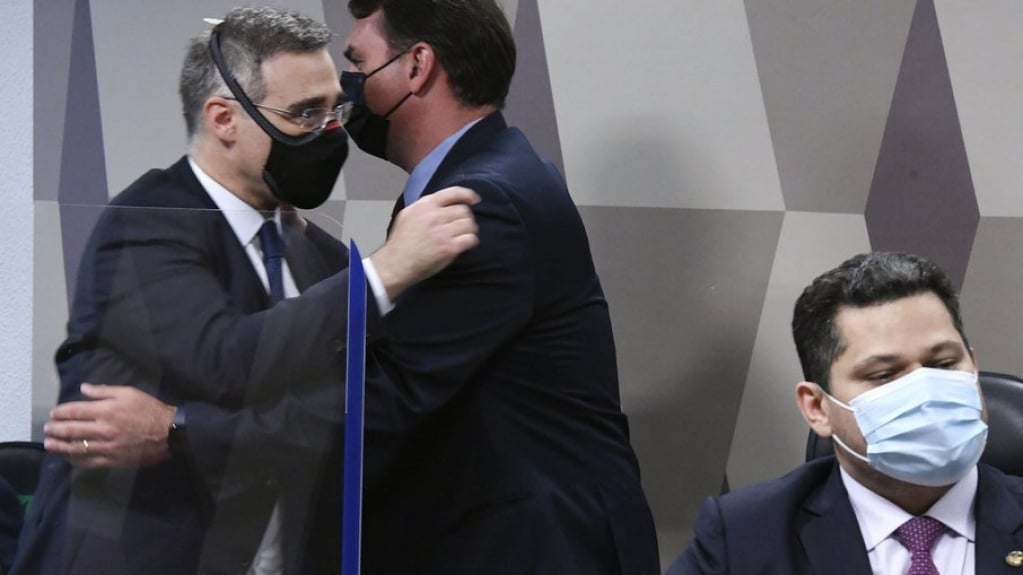 Michelle, Damares e senadores evangélicos comemoram aprovação de Mendonça ao STF