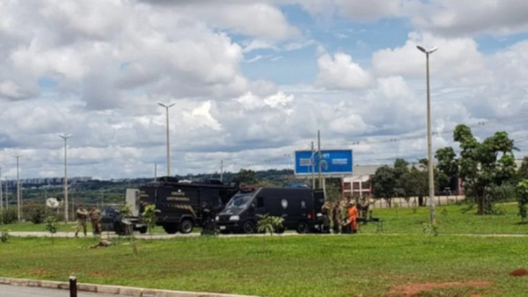 Divulgação: PMDF Polícia Militar do Distrito Federal interceptando o explosivo em dezembro de 2022