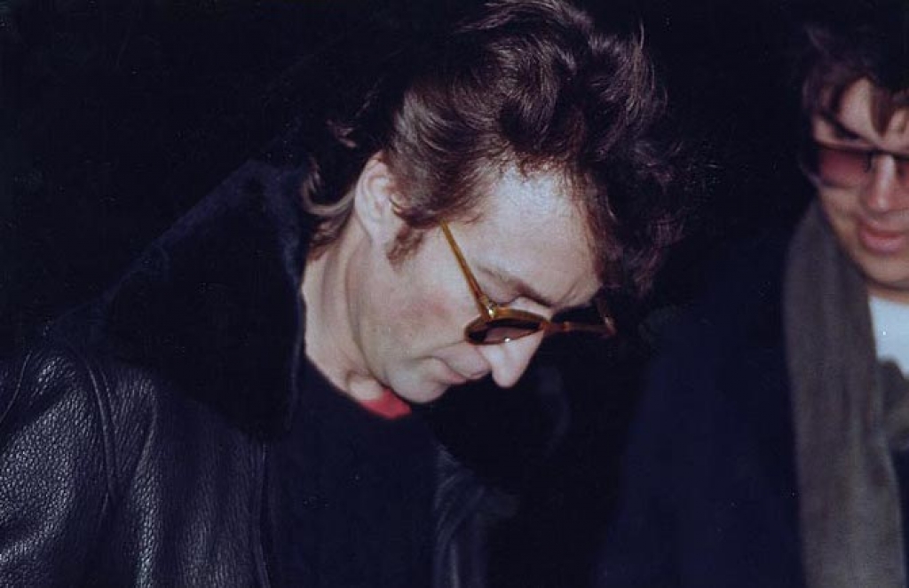 Lennon autografa disco para Mark Chapman, que o mataria horas depois