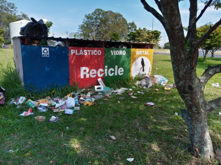 Descarte irregular de recicláveis provoca lixo em praça e queixas no Acapulco