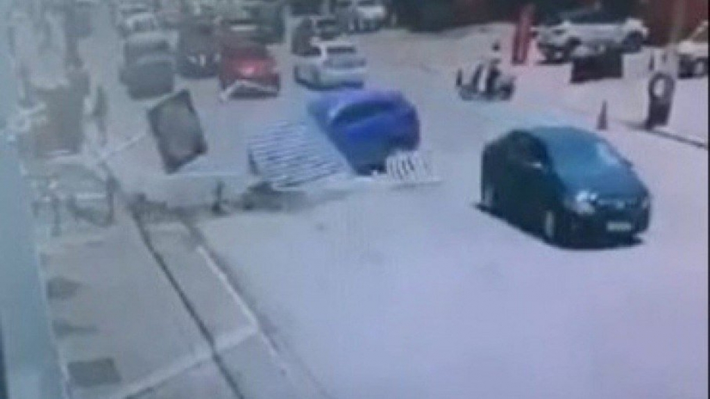 RJ: motorista perde controle de carro e quase causa acidente