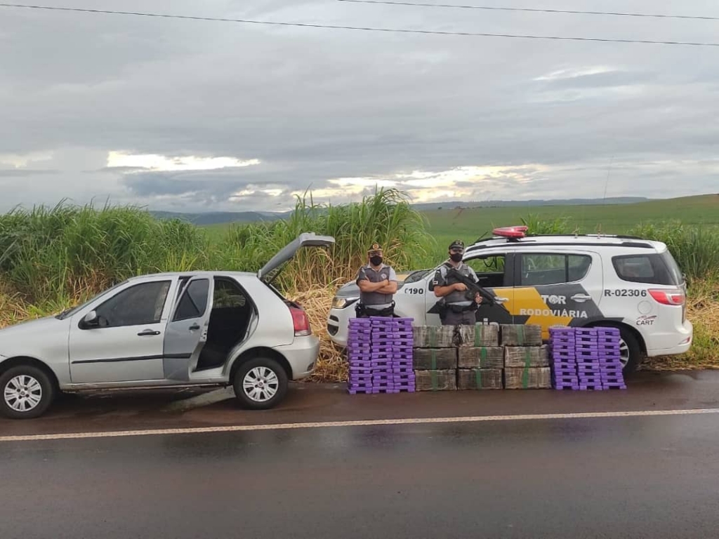 Fiscalização em rodovia apreende 294kg de maconha na região