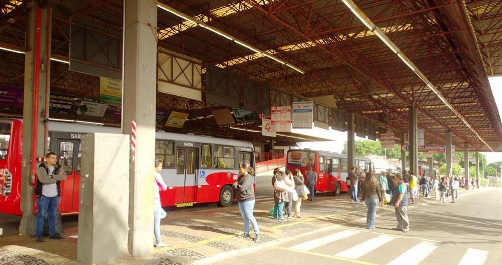 Ônibus circulam e esperam carga com escolta; comércio faz ato