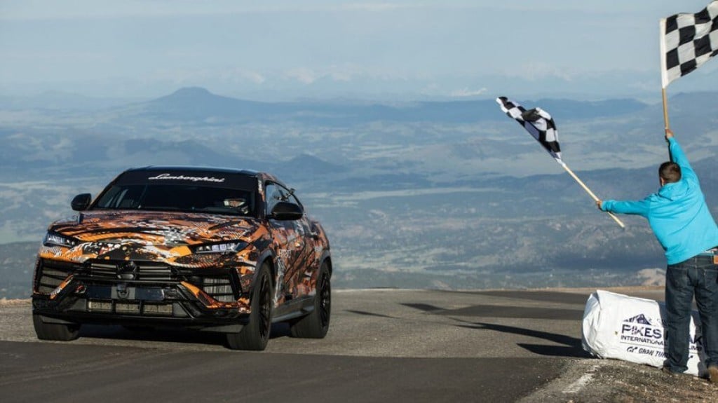 Lamborghini Urus "Evo" quebra recorde em subida na montanha Pikes Peak