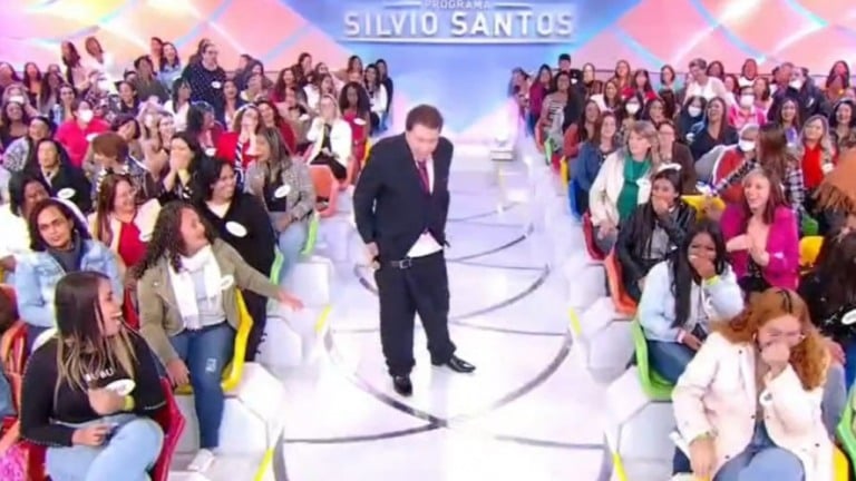 Silvio Santos perde e a calça e fica de cueca no palco do SBT; assista