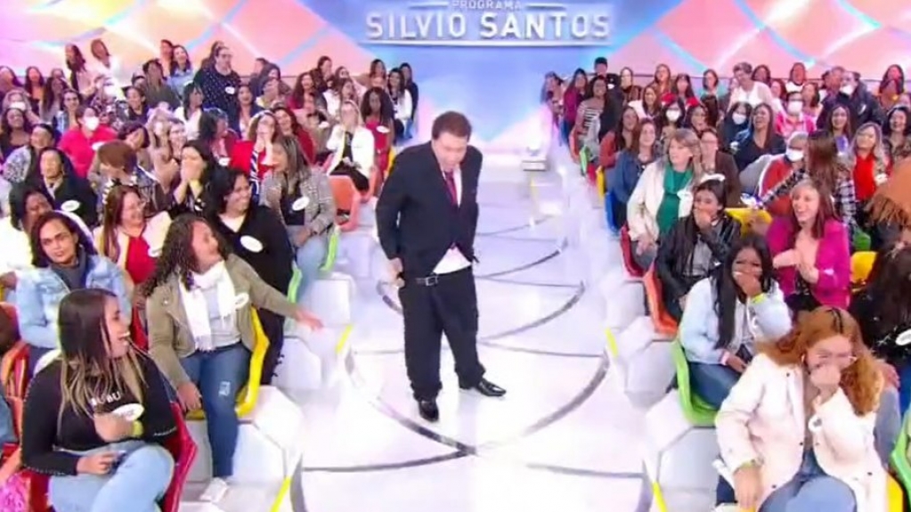 Silvio Santos perde e a calça e fica de cueca no palco do SBT; assista