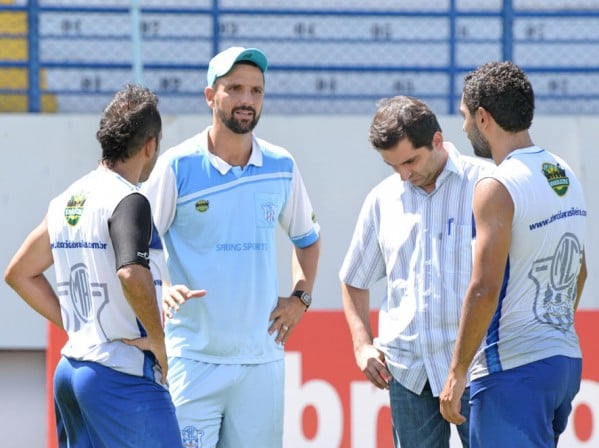 Bruno Quadros conversa com Leandro Costa, o médico Marcus Vinícius e o volante Boquita