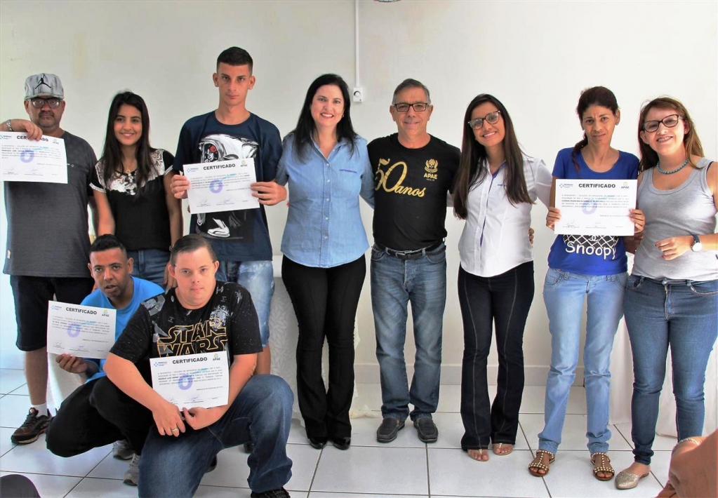 Centro profissional da Apae forma turma para empresa de saúde