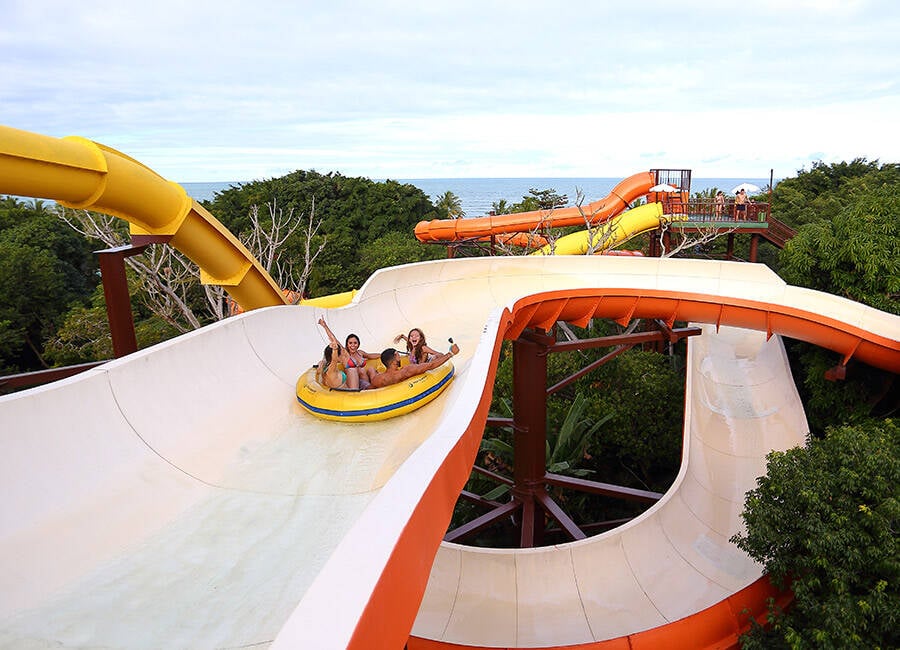 O parque aquático Arraial d'Ajuda Eco Parque é o 4º maior parque de diversão do Brasil. Foto: Arraial d'Ajuda Eco Parque