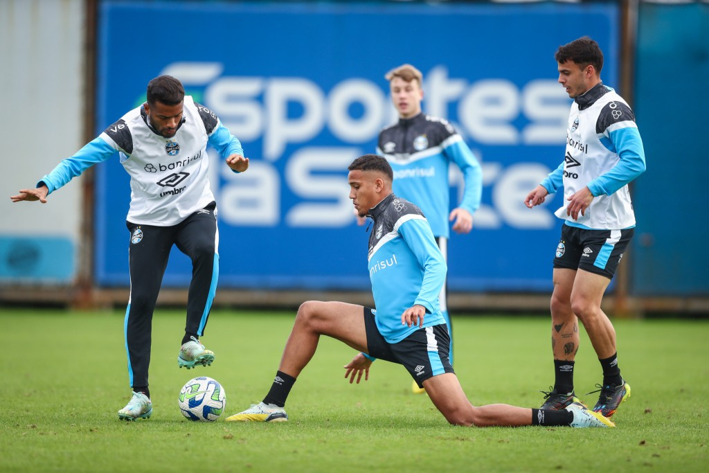 Grêmio treina e embarca para sequência de jogos em Salvador