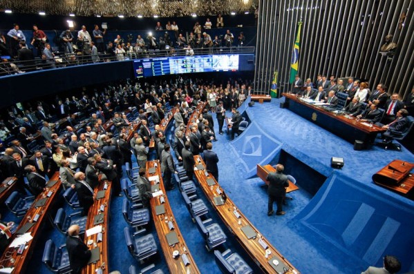 Senado aprova PEC do Teto de Gastos com protestos