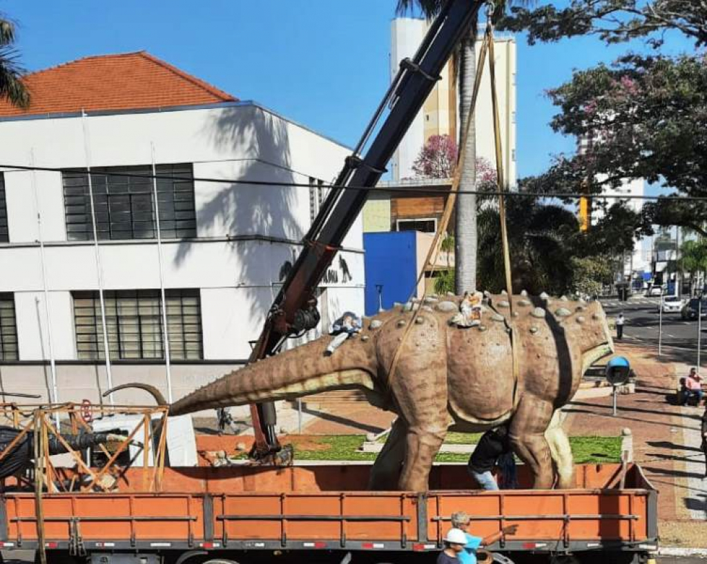 Marília recebe réplicas de dinossauros para museu em revitalização