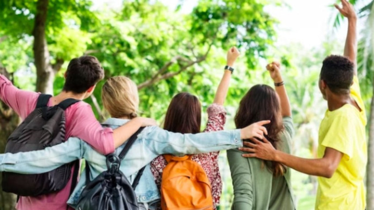 FreePik Autoestima e adolescência – Como lidar com períodos de altos e baixos?
